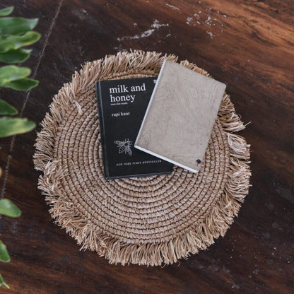 Tischset "Ambon Soeji" im Boho-Stil: Das runde Platzset mit Fransen im Boho-Stil ist ein stilvolles Tischset.
