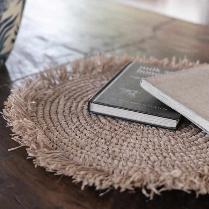 Tischset "Ambon Soeji" im Boho-Stil: Das runde Platzset mit Fransen im Ibiza-Stil ist ein stilvolles Tischset.