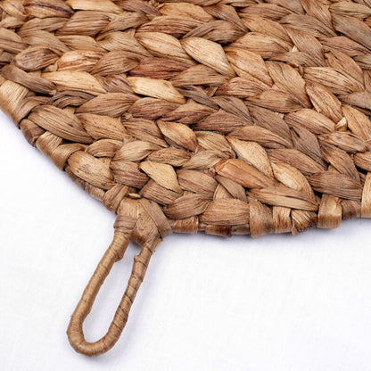 Detail: Tischset "Ditu": Das Platzset in Blattform aus Wasserhyazinthe im Bali-Boho-Stil.