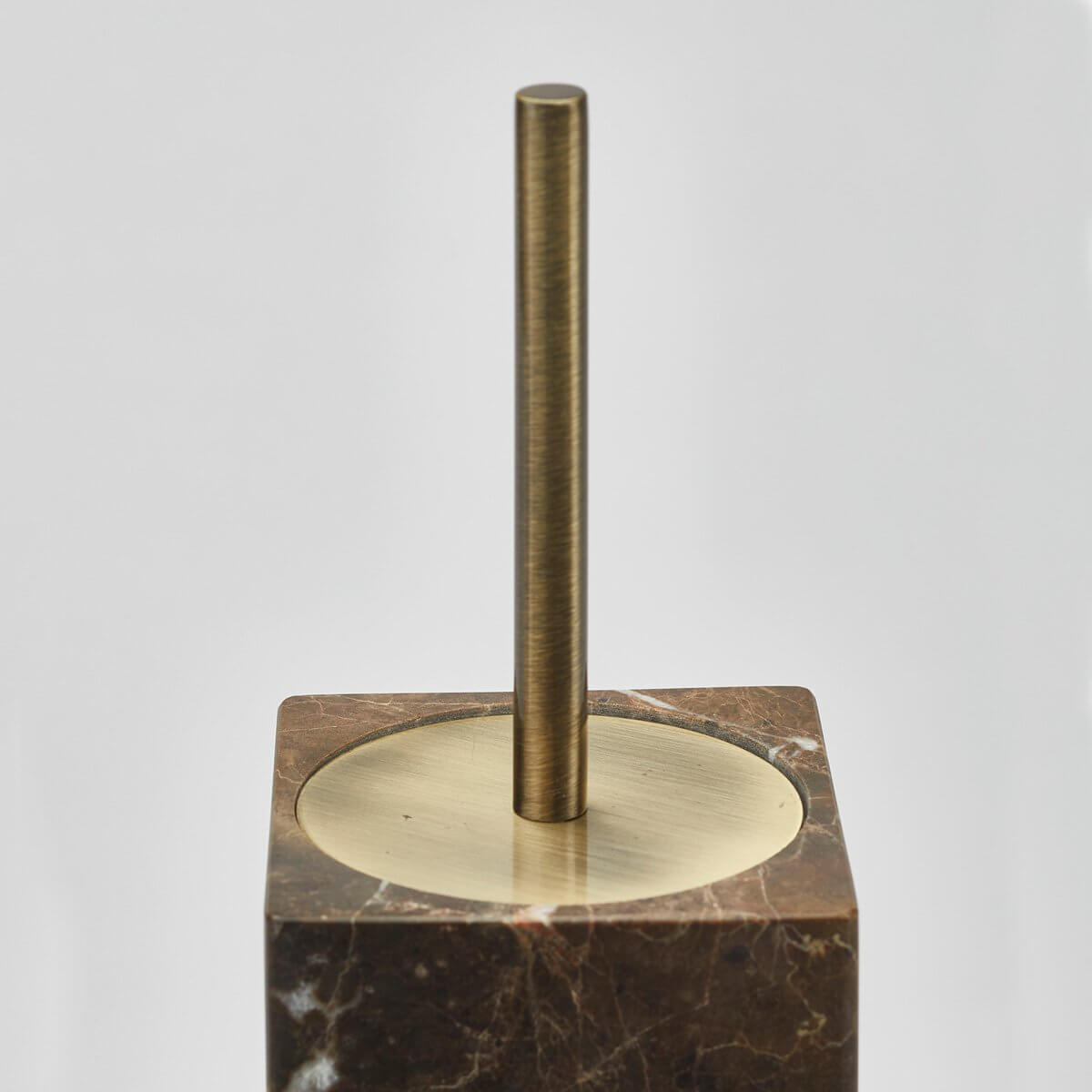 Braune Marmor-Toilettenbürste mit goldenen Akzenten von Aquanova Hammam: Stilvolle Ergänzung für Ihr luxuriöses Badezimmer.
