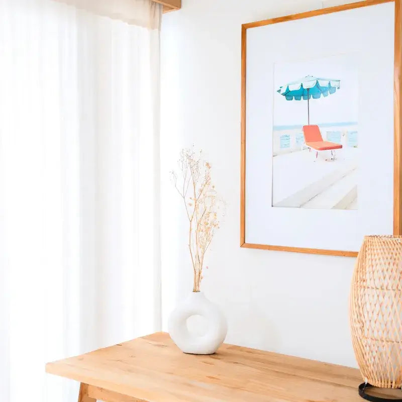 Weiße Tonvase Nusa in moderner Ringform für Trockenblumen.