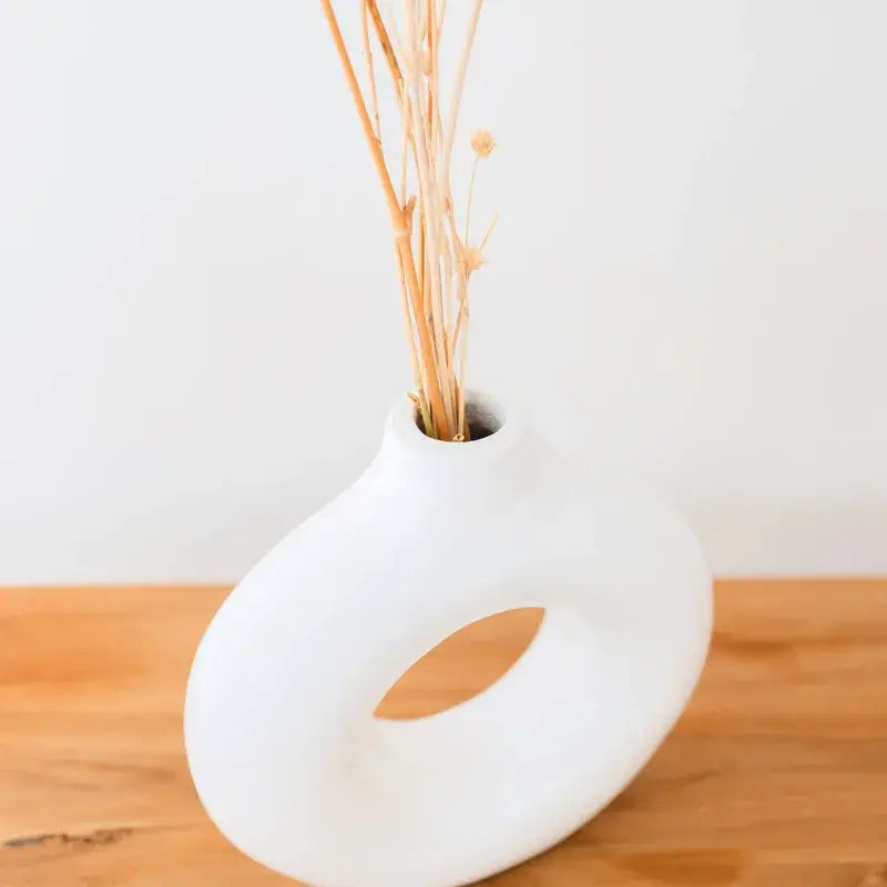 Detailaufnahme der Öffnung und Oberfläche der weißen Tonvase Nusa in Ringform.