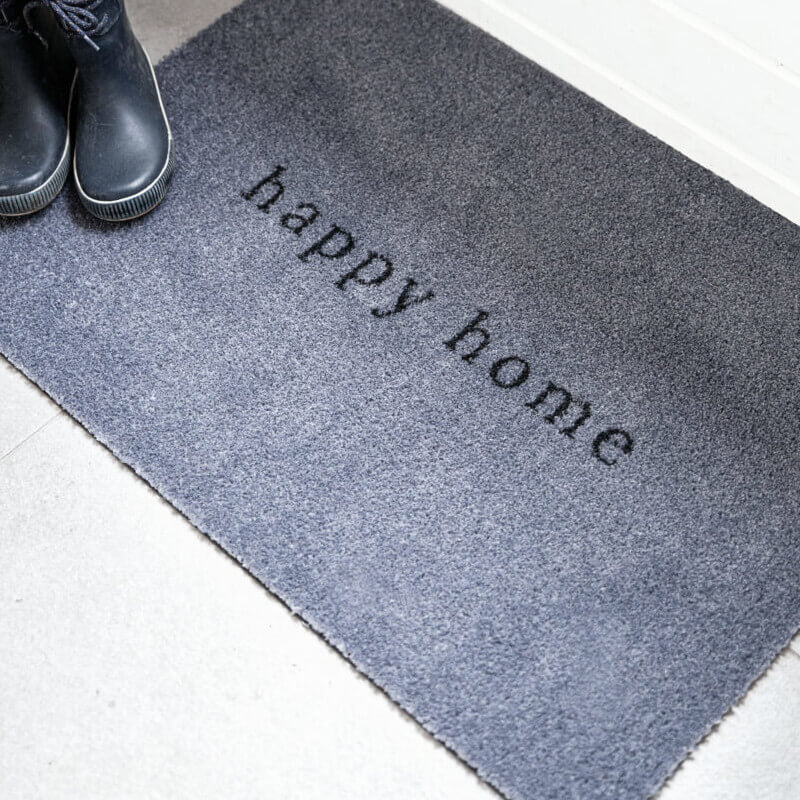 Türvorleger mit Schriftzug "Happy Home" in Blau von Mad About Mats.