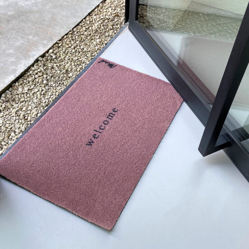 Moderner Türvorleger mit Schriftzug "Welcome" in Altrosa von Mad About Mats.
