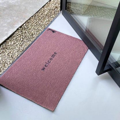Moderner Türvorleger mit Schriftzug "Welcome" in Altrosa von Mad About Mats.