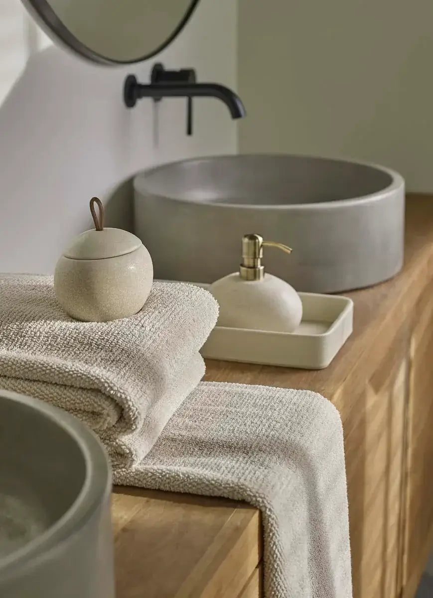 Badaccessoires Ugo Sand – Steingut mit Bronze