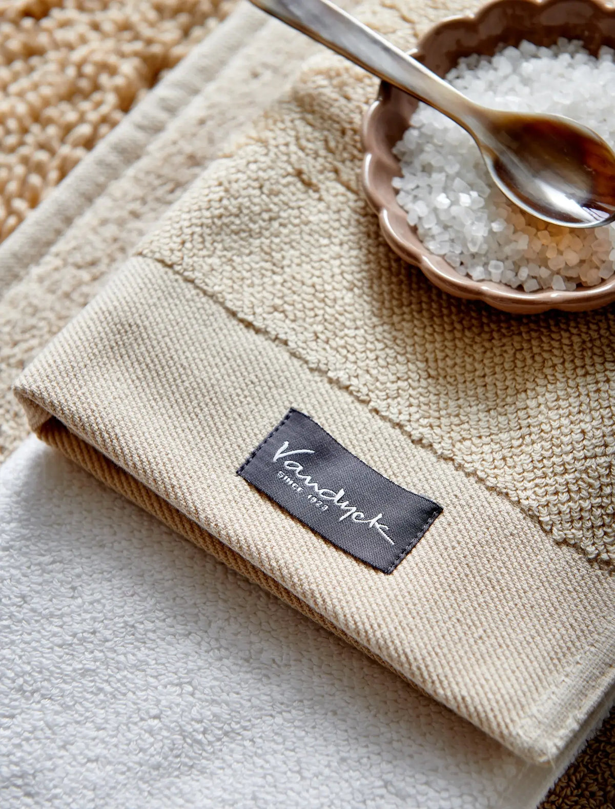 Vandyck Home Uni Handtuch Bleached Sand – Bordüre-Detail, weiche Baumwolle in hellem Sand, als Badetuch, Duschtuch & Gästetuch