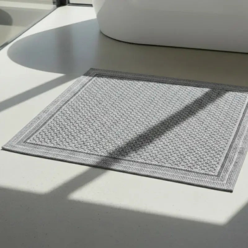 Vintage Vorleger „Malta“ in Silber-Grau mit strukturierter Oberfläche von Evelyn Kahle – moderner Badvorleger und Teppichläufer für Bad, Flur oder Schlafzimmer