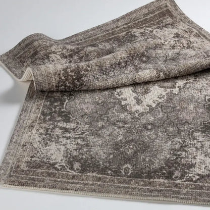 Vintage Vorleger Teppich Peris von Evelyn Kahle in Braun-Grau – modernes Used-Look Design mit orientalischem Muster