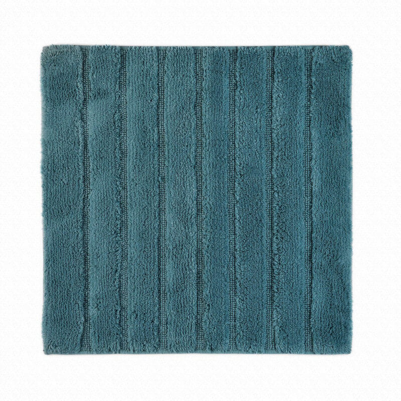 Quadratischer Vorleger California Ocean 60x60cm in erfrischendem Blau-Grün, mit weichen Hoch-Tief-Streifen und rutschfester Unterseite.