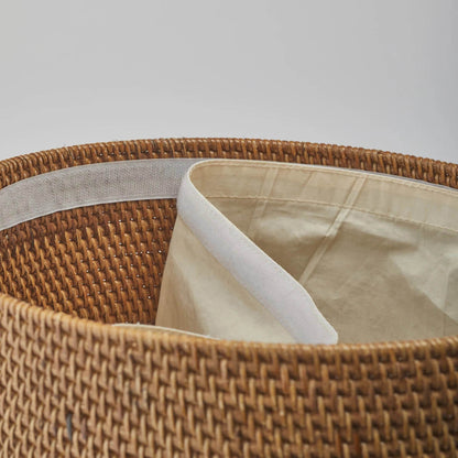 Wäschekorb Cino in Ginger Braun von Aquanova aus Rattan – stilvoller Wäschebehälter in natürlichem Design für das Badezimmer.