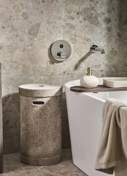 Stilvolles Badezimmer mit Wäschekorb Java, beigen Ugo Accessoires und Wannenbrücke Ostra