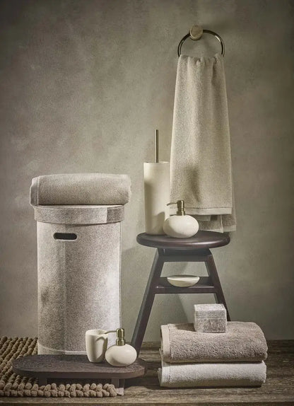 Natürlicher Wäschekorb Java mit Holzhocker Cosmo und Ugo Badaccessoires in Beige – stilvolle Badezimmer-Einrichtung von Aquanova