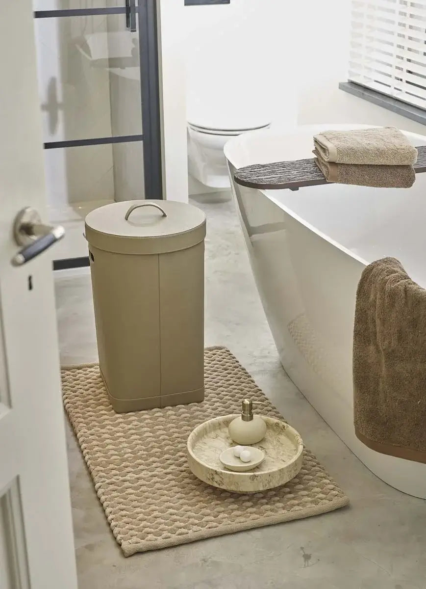 Wäschekorb Lotis von Aquanova in Taupe kombiniert mit stilvollen Badaccessoires – hochwertige Wäscheaufbewahrung für ein modernes Badezimmer