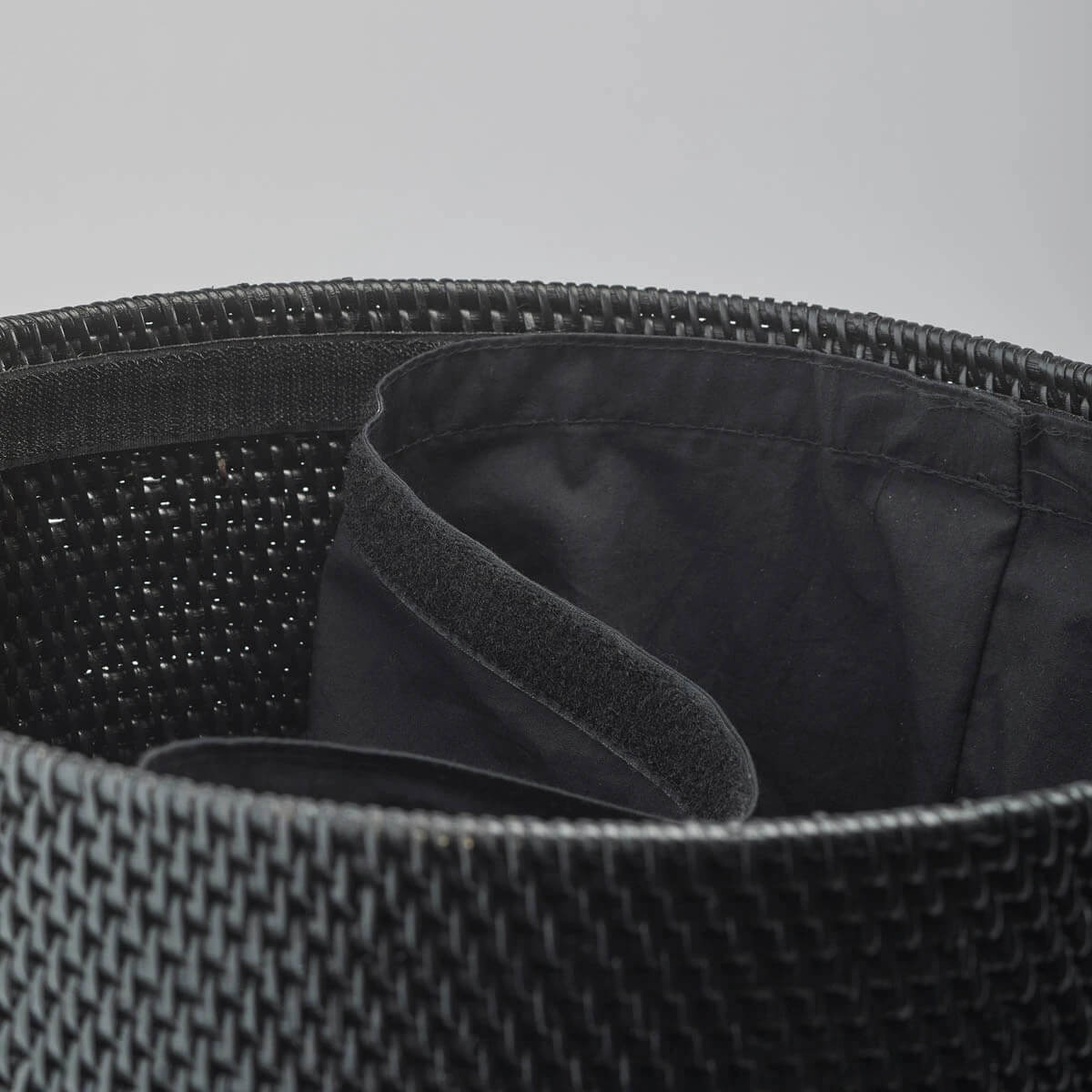 Wäschetonne Cino in Schwarz von Aquanova aus Rattan – stilvoller und praktischer Wäschekorb für das Badezimmer.