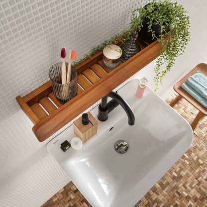 Elegantes Wandboard aus Teakholz als praktisches Badregal oder dekoratives Element im Spa.