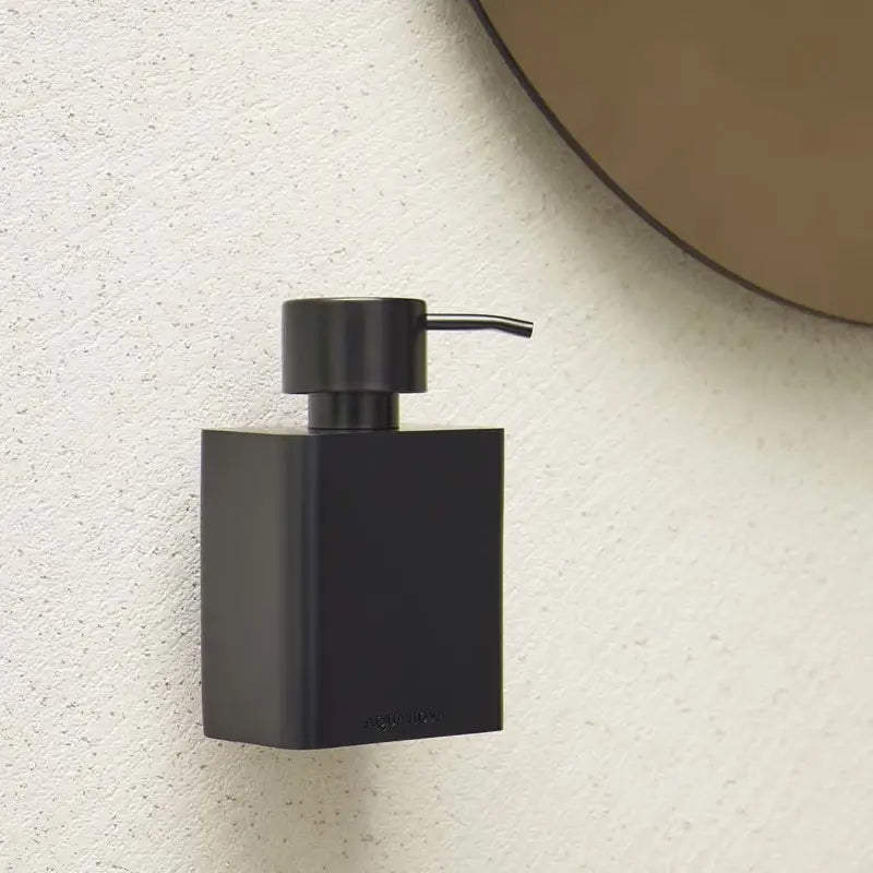 Wandseifenspender Khana in Schwarz zur Wandmontage aus unempfindlichem Polyresin – modernes Badaccessoire für ein stilvolles Badezimmer.