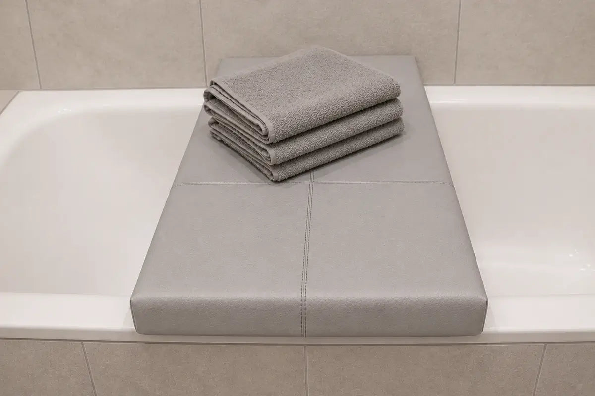 Badewannenauflage Stinson in Grau mit Naht – moderne und komfortable Wannenauflage für ein stilvolles Badezimmer.