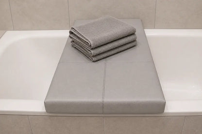 Badewannenauflage Stinson in Grau mit Naht – moderne und komfortable Wannenauflage für ein stilvolles Badezimmer.