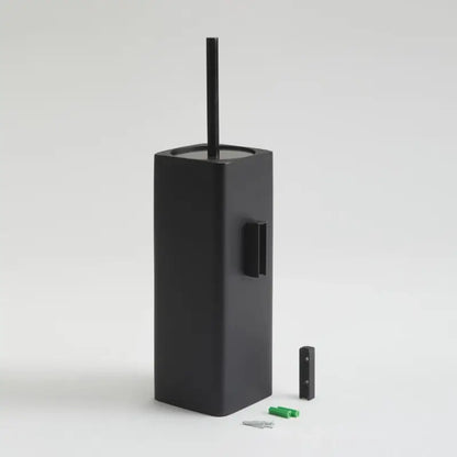 Moderne WC-Bürstengarnitur Khana in Schwarz zur Wandmontage aus unempfindlichem Polyresin – stilvolles und praktisches Badaccessoire für das Badezimmer.