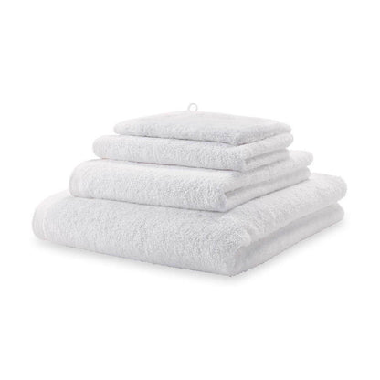 Weißes Handtuch-Set London von Aquanova aus weicher Baumwolle für ein modernes und stilvolles Badezimmer.