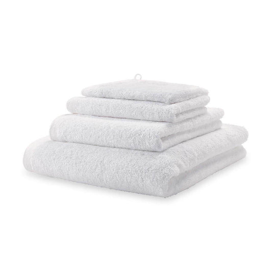 Weißes Handtuch-Set London von Aquanova aus weicher Baumwolle für ein modernes und stilvolles Badezimmer.