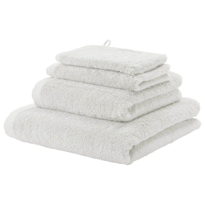 Weiches Handtuch-Set London in Salt Offwhite von Aquanova aus Baumwolle – saugstark und ideal für ein modernes Badezimmer.