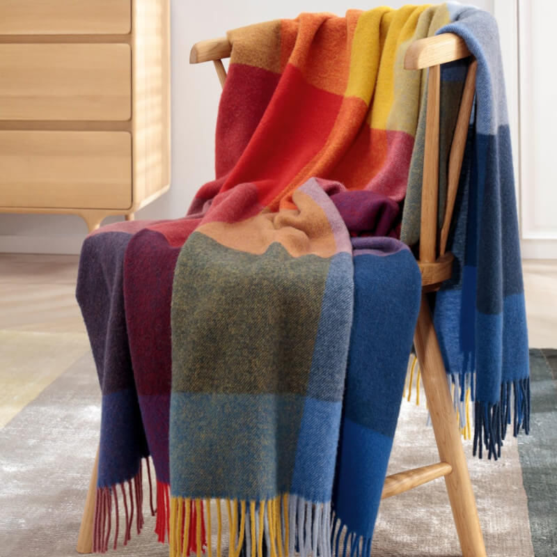 Weiche kuschelige Kaschmirdecke "Bright Square" von Biederlack: Die bunte Karos-Plaiddecke mit Fransen ist eine stilvolle Decke.