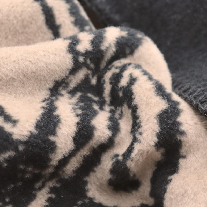 Weiche Wohndecke fürs Sofa mit Hirsch Motiv in Braun und Schwarz – Detailansicht Deer Biederlack