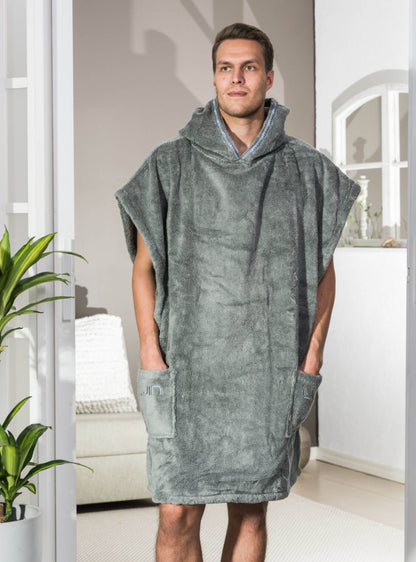 Luxuriöse Entspannung: Der weiche Handtuchponcho "Spa" von "Luin Living" in der Farbe "Granit/Dunkelgrau" ist luxuriös und komfortabel für Herren.