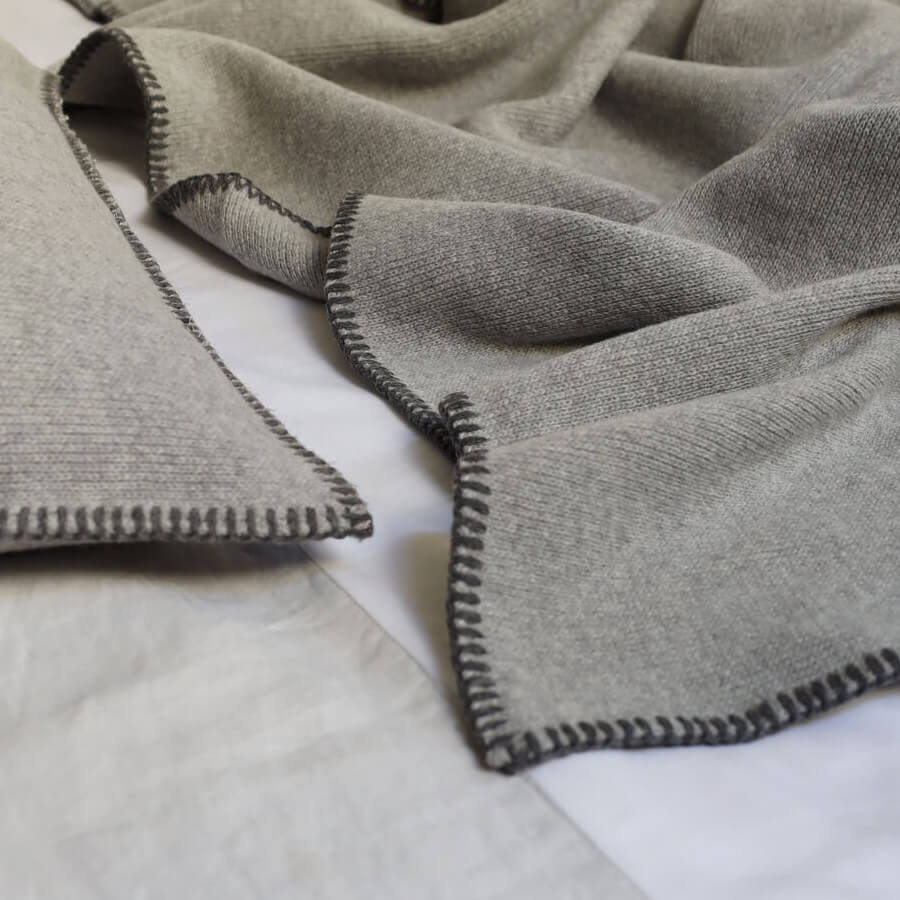 Weiches Wollplaid mit Zierstich in Grau-Dunkelgrau: Das hochwertige Wollplaid "Glasgow" von House in Style ist ein kuscheliger Überwurf.