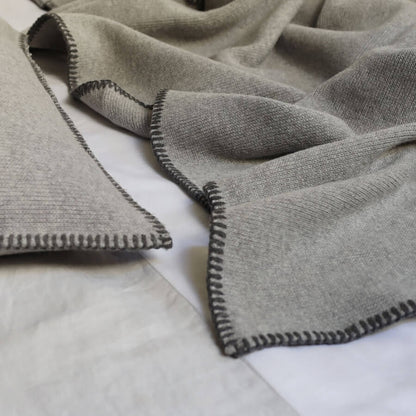 Weiches Wollplaid mit Zierstich in Grau-Dunkelgrau: Das hochwertige Wollplaid "Glasgow" von House in Style ist ein kuscheliger Überwurf.