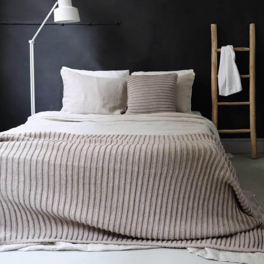 Kuscheliges Strick-Plaid in Beige: Das weiche Strick-Plaid "Bergen" ist ein gemütlicher Überwurf für Sofa und Bett.