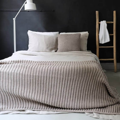 Kuscheliges Strick-Plaid in Beige: Das weiche Strick-Plaid "Bergen" ist ein gemütlicher Überwurf für Sofa und Bett.
