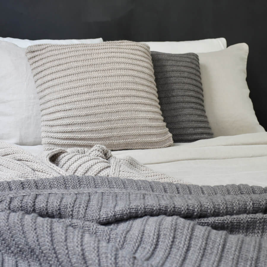 Strick-Plaid mit Dekokissen in Beige-Braun: Das Strick-Plaid "Bergen" in Beige mit Dekokissen in Braun ist ein stilvolles Wohnaccessoire.