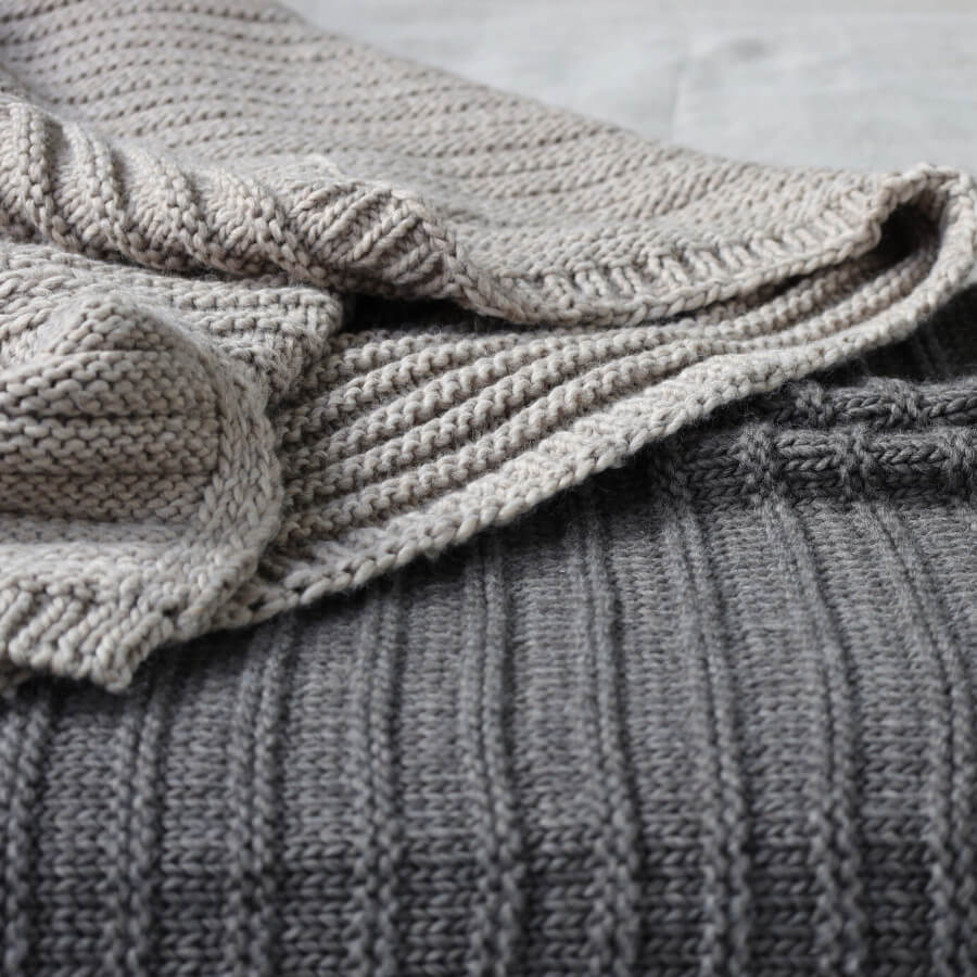 Kuscheliges Strick-Plaid in Beige: Das weiche Strick-Plaid "Bergen" in Beige ist ein gemütlicher Überwurf für Sofa und Bett.