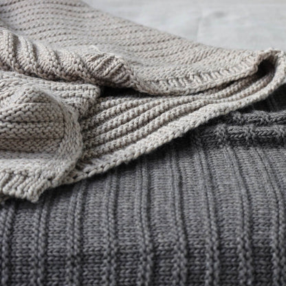 Kuscheliges Strick-Plaid in Beige: Das weiche Strick-Plaid "Bergen" in Beige ist ein gemütlicher Überwurf für Sofa und Bett.
