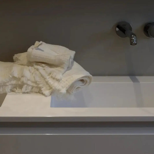 Weiches Offwhite Baumwoll-Handtuch Grimaud – hochwertig und saugstark für ein stilvolles Badezimmer.