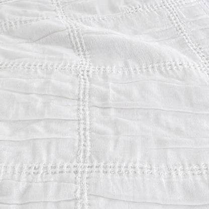 Weiße Bett-Tagesdecke Coast mit Hohlsaum und Carrés-Muster von Evelyn Kahle aus hochwertiger Baumwolle – elegant und zeitlos für Schlafzimmer und Wohnbereich.