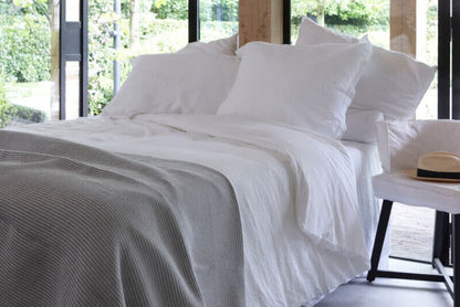 Zeitlose Eleganz in Weiß: Die edle Bettwäsche "Remy" von "Passion for Linen" aus Leinen-Perkal-Baumwolle in der Farbe "Weiß" ist eine klassische Wahl.