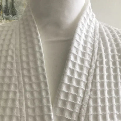 Weißer Unisex-Bademantel aus Baumwolle mit Waffelpique-Muster von Prima Kahle