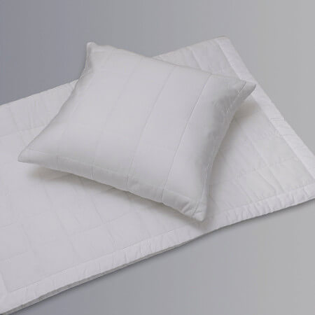 Bettüberwurf von Evelyn Kahle: Dieser weiße Bettüberwurf aus Satin-Baumwolle ist ein edler Blickfang für Ihr Doppelbett.