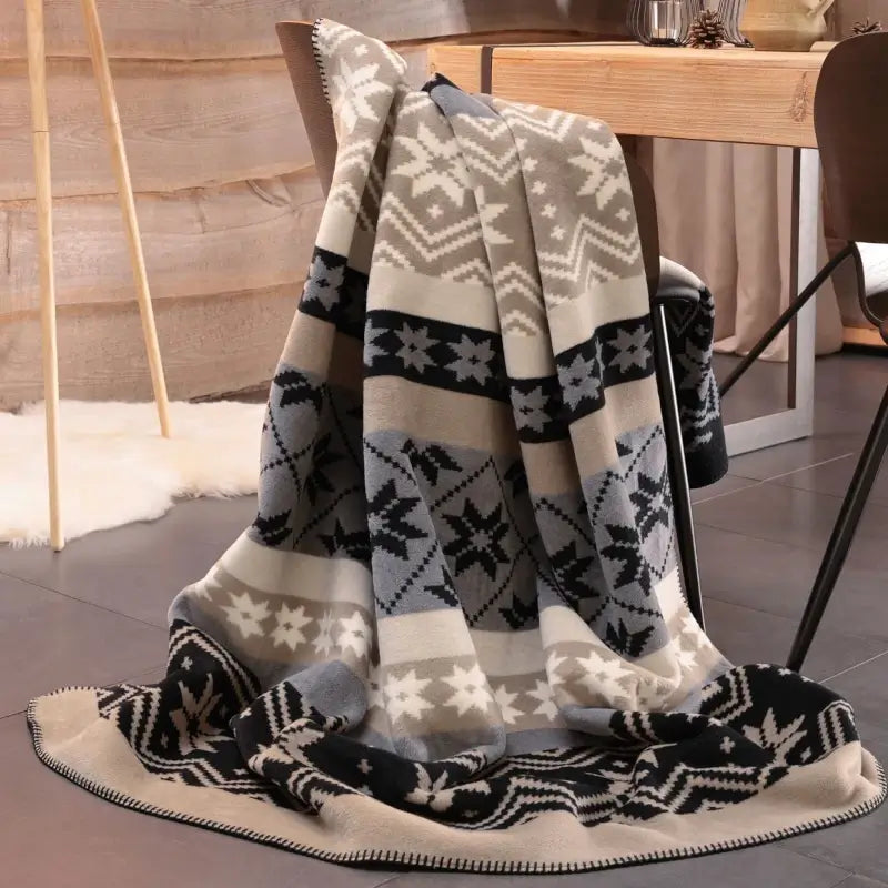 Winterliche Kuscheldecke Winter Braid mit Schneeflocken- und Eiskristall-Design.