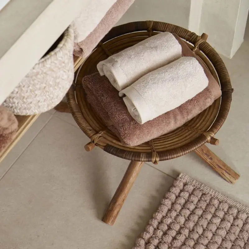 Wohnliches Spa-Badezimmer mit weichem Badteppich und farblich abgestimmten Handtüchern für eine gemütliche Wellness-Atmosphäre.
