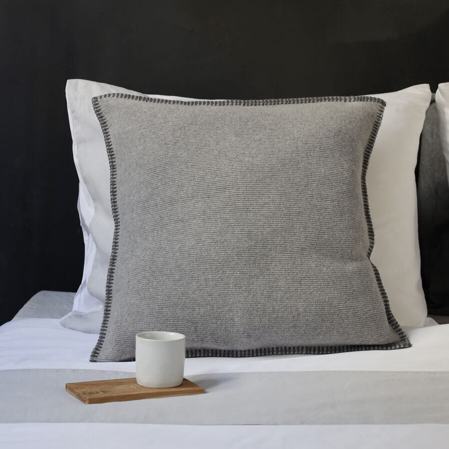 Woll-Kissenbezug in Beige-Braun: Der hochwertige und weiche Woll-Kissenbezug "Glasgow" (50x50cm) ist ein stilvolles Wohnaccessoire.
