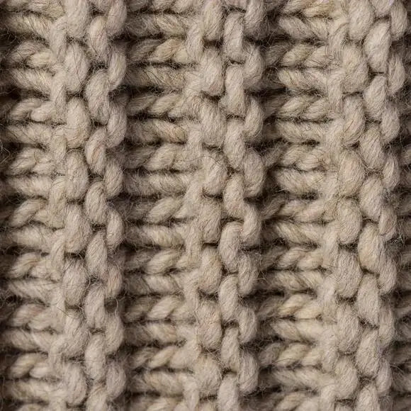 Beige Strickdecke Bergen aus Wolle – kuschelige und weiche Wolldecke für ein gemütliches und stilvolles Zuhause.