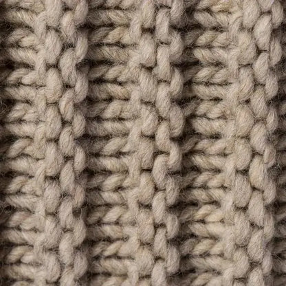 Beige Strickdecke Bergen aus Wolle – kuschelige und weiche Wolldecke für ein gemütliches und stilvolles Zuhause.