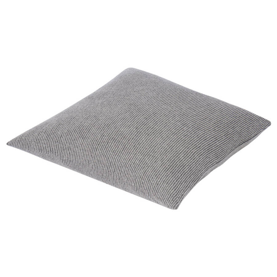Wollkissen in Dunkelgrau: Der Woll-Kissenbezug "Edinburgh" (50x50cm) in Dunkelgrau ist ein natürliches und stilvolles Wohnaccessoire.