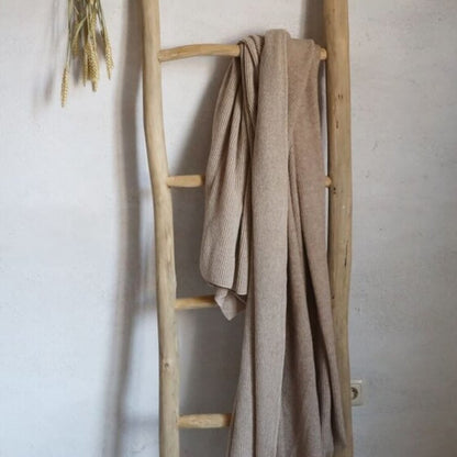 Zweifarbiges Wollplaid in Beige: Das kuschelig weiche Wollplaid "Edinburgh" in Beige ist ein gemütlicher Überwurf für Sofa und Bett.