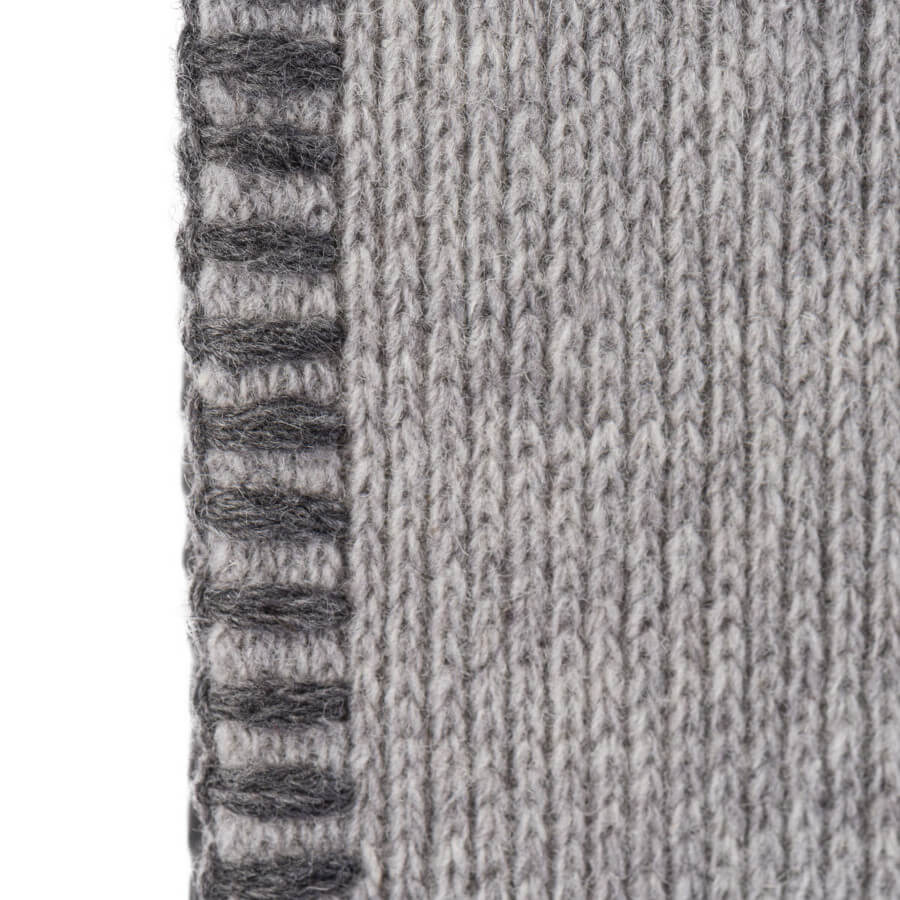 Wollplaid mit Zierstich in Grau-Dunkelgrau: Das Wollplaid "Glasgow" mit Zierstich ist ein stilvoller Überwurf für Sofa und Bett.